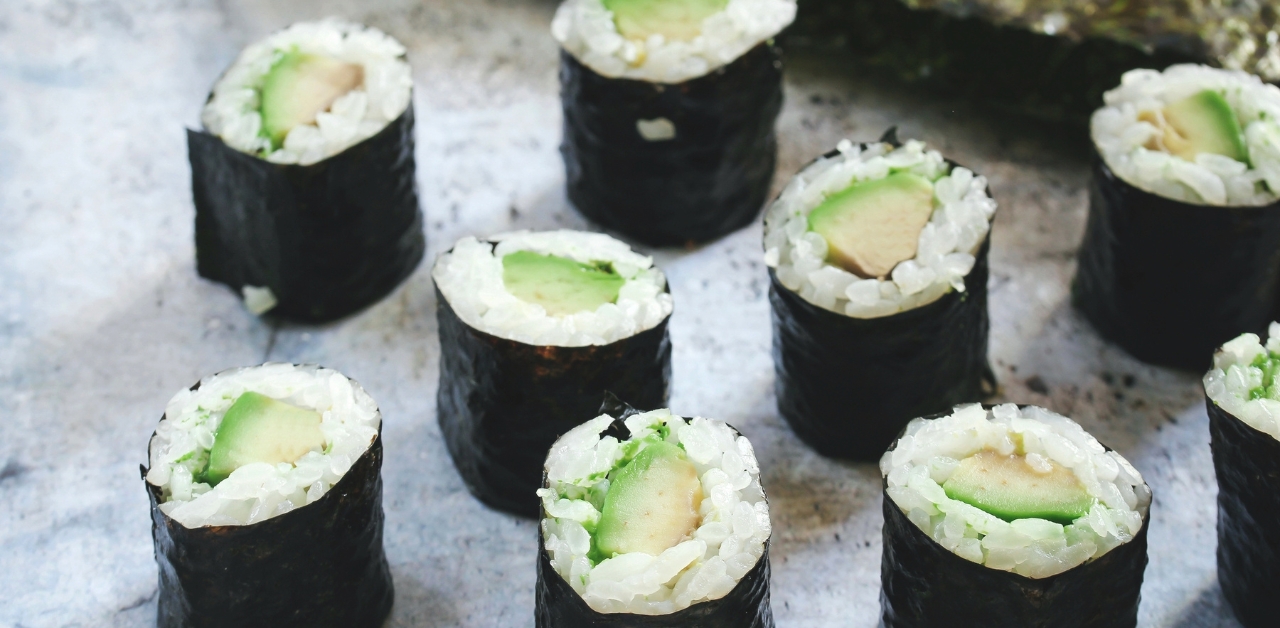 Sushi wegetariańskie i wegańskie - japońskie przysmaki dla miłośników kuchni roślinnej 11